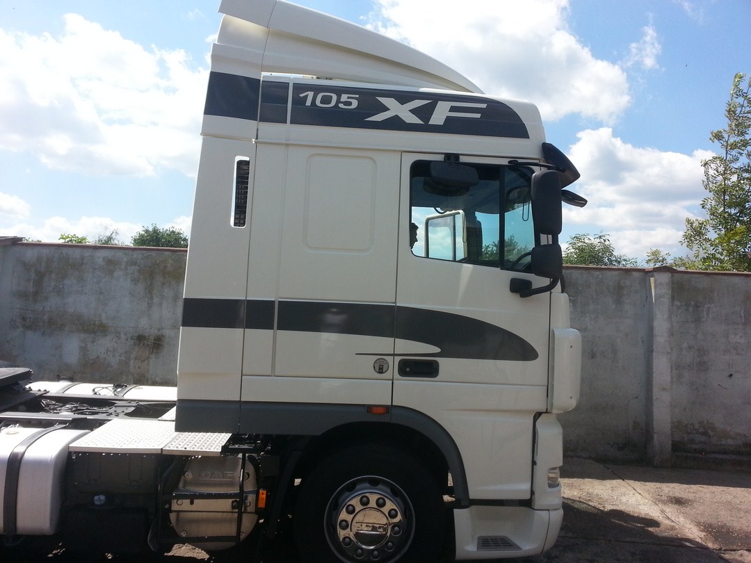 Наклейка даф 105. Даф 95 105. Наклейки Даф 105. Наклейки на DAF xf105. Наклейки на кабину Даф 105 XF.