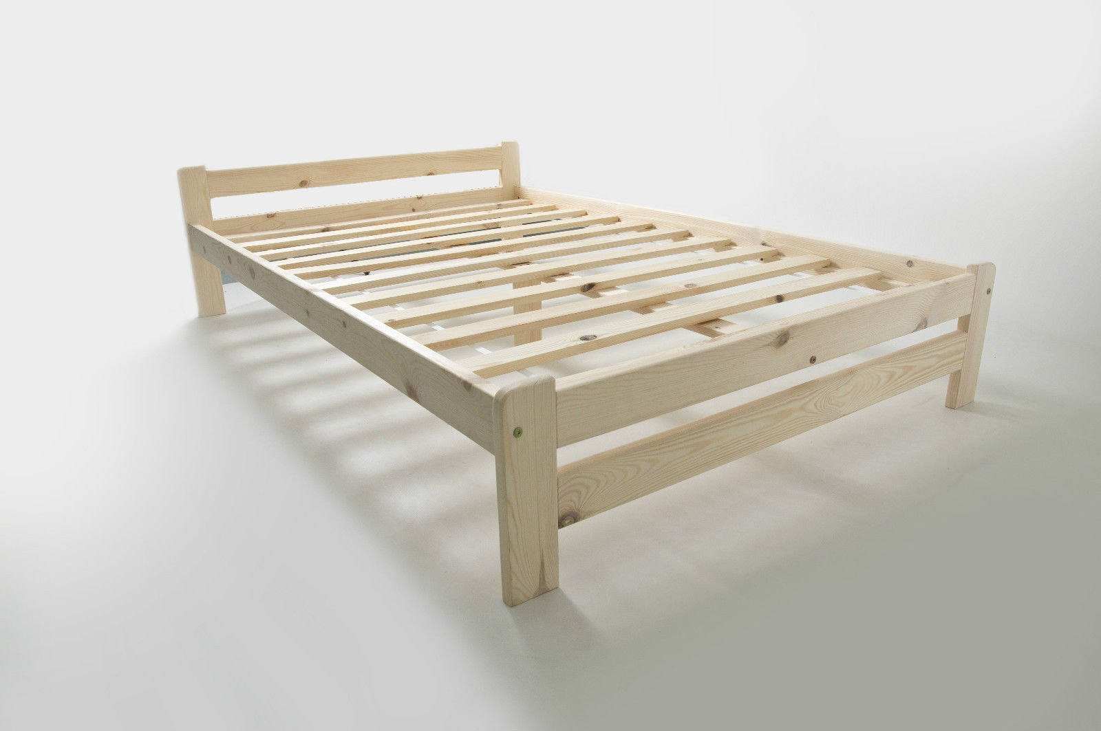 кровать деревянная или железная