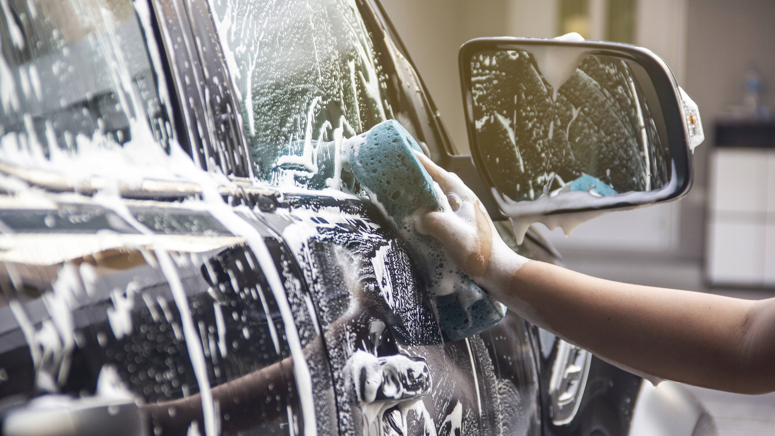Мыть машину в частном доме. Мытье автомобиля. Моет машину. Мойка машины. Автомойка машина.