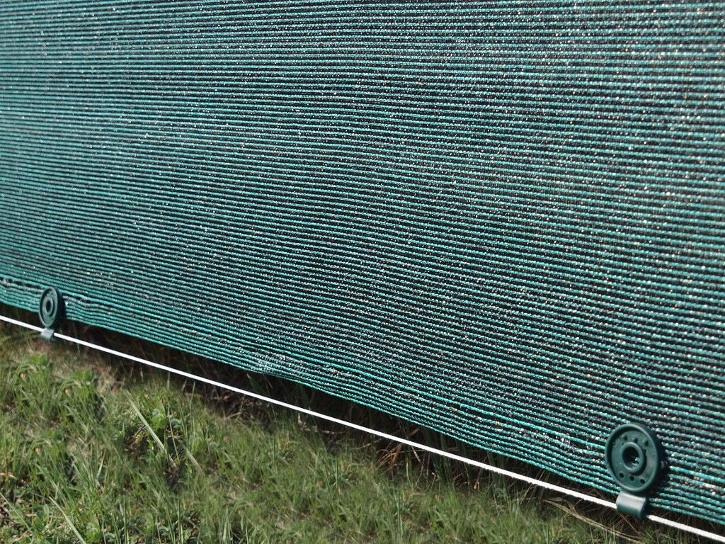 Крепеж для сетки затеняющей люверс клипса. Крепеж для фасадной сетки. Крепление фасадной сетки. Затеняющая сетка для рабицы. Крепеж для сетки затеняющей люверс клипса.