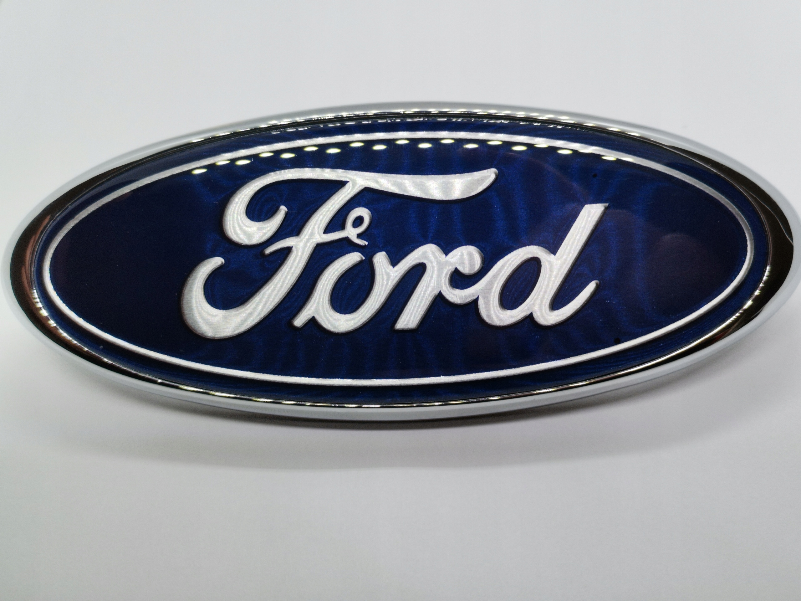 Логотип на крышке. Задняя эмблема Форд Мондео 4. Крышка логотип. Логотип ab. Обои Форд логотип вертикальный.