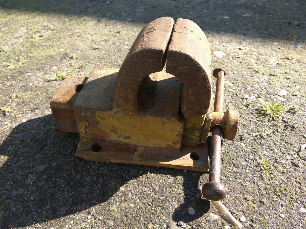 старые тиски слесарные. тиски ссср тп-2-100. тиски тсц-180. тиски тссн 63. тиски слесарные поворотные ссср.