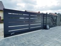 Современные алюминиевые раздвижные ворота.