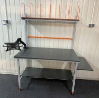 Stanowisko komputerowe oraz do pakowania / regulowany uchwyt na laptopa