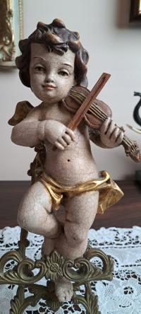 ANIOŁ PUTTO GRAJĄCE NA SKRZYPCACH RZEŹBA DREWNO W POLICHROMII