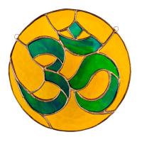 Witraż z symbolem OM – ręcznie wykonana dekoracja