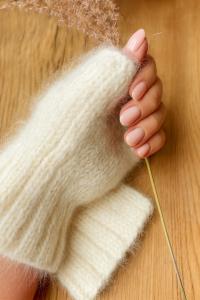 Mitenki ręcznie robione z kaszmiru i alpaki Suri – luksusowe, ciepłe, białe