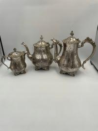 Zestaw dekoracyjnych posrebrzanych czajników