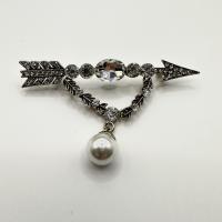 Broszka przypinka strzała z białymi cyrkoniami i perłą w kolorze starego