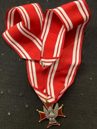 KRZYŻ Z ORŁEM NA WSTĄŻCE