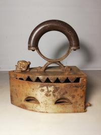 Stare żelazko na węgiel z głową lwa - judaika