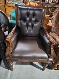 Fotel w stylu klasycznym