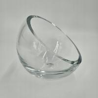 Szklany wazon w kształcie ściętej kuli