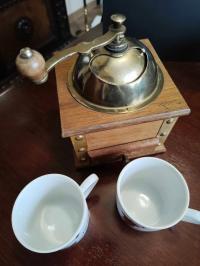 СТАРАЯ РУЧНАЯ КОФЕМОЛКА ПЛЮС ЧАШКИ MITTERTEICH BAVARIA