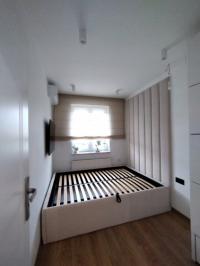 Panele tapicerowane wąskie pionowe welur wąska sypialnia łóżko stelaż mocny