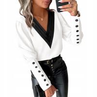 Stylowa bluzka damska z głębokim dekoltem w serek i ozdobnymi mankietami