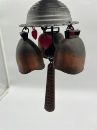 Dzwonek metalowy pasterski z paskami