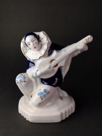 ANK PRL FIGURKA Z PORCELANY PIERROT Z GITARĄ JANINA DIKOLENKO ładna