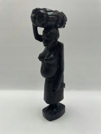 Деревянная скульптура африканская женщина с корзиной