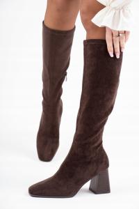 Czekoladowe zamszowe kozaki damskie na niskim obcasie