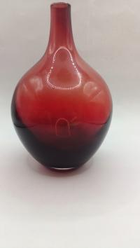 Szkło wysoki ciemno czerwony wazon