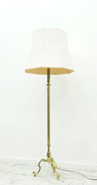 Антиквариат-стильная красивая стоячая лампа