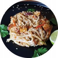 Makaron ryżowy z wędzonym tofu i warzywami (2 porcje)