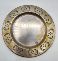ажурная очень старая тарелка, покрытая серебром