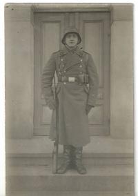 Солдат Люфтваффе в сточной канаве с оружием до1945