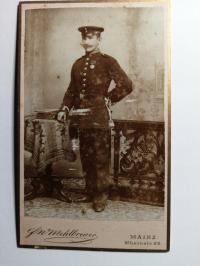 KARTONIK 1890- OFICER W MUNDURZE - ODZNAKA