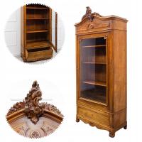 Витрина из орехового дерева, резная французская и середина двадцатого века.