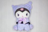 Maskotka pluszak siedząca Kuromi w ubranku 20 cm