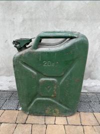 Stary radziecki metalowy kanister na paliwo 20 litrów PRL ZSRR vintage