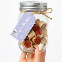 Uniwersalne drewniane stemple w słoiku – zestaw alfabetów i symboli