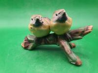 -figurka ptaka- pisklaki na gałęzi