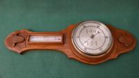 Старый барометр в деревянном корпусе с термометром