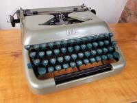 КОМПАКТНАЯ ПИШУЩАЯ МАШИНКА ERIKA 10 1960