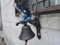 Stary żeliwny dzwonek ryba