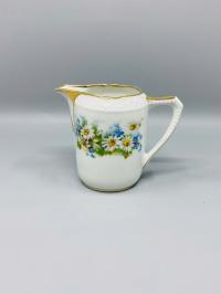 Stary, przedwojenny mlecznik w kwiaty