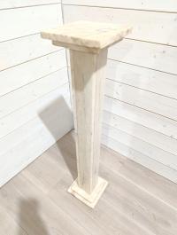 Postument z białego marmuru 88cm.