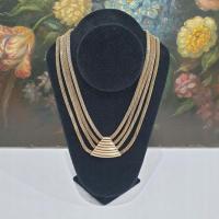 Efektowny wielorzędowy naszyjnik z geometrycznym detalem