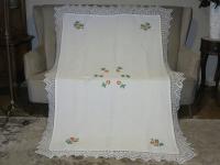 PIĘKNY WIEKOWY LNIANY OBRUS RĘCZNE HAFTY, SZEROKA KORONKA SZYDEŁK. 200/137