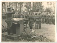 Niemieccy żołnierze w hełmach przysięga sztandar