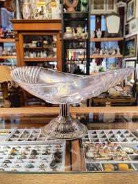 Szklana patera na nóżce