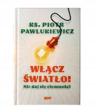 NOWA KSIĄŻKA Włącz światło! Nie daj się ciemności Piotr Pawlukiewicz