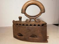 Stare Polskie żelazko na węgiel z rusztem