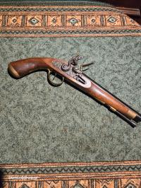 Skałkowy pistolet czarnoprochowy kal. 45.