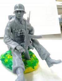 siedzący niemiecki żołnierz z pm WWII skala 1/48