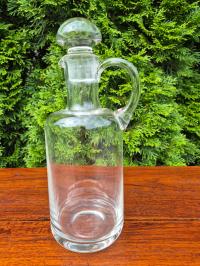 Szklana karafka z korkiem i uchem