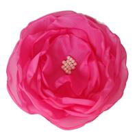 Różowa broszka kwiat materiału na prezent mamy